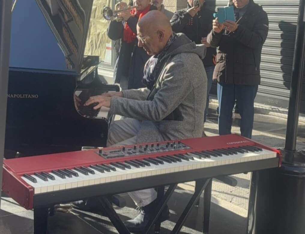 Galleria foto '“Un pianoforte per strada”, il vice ministro Sisto chiama Checco Zalone in via Argiro' - foto 1