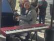 “Un pianoforte per strada”, il vice ministro Sisto chiama Checco Zalone in via Argiro
