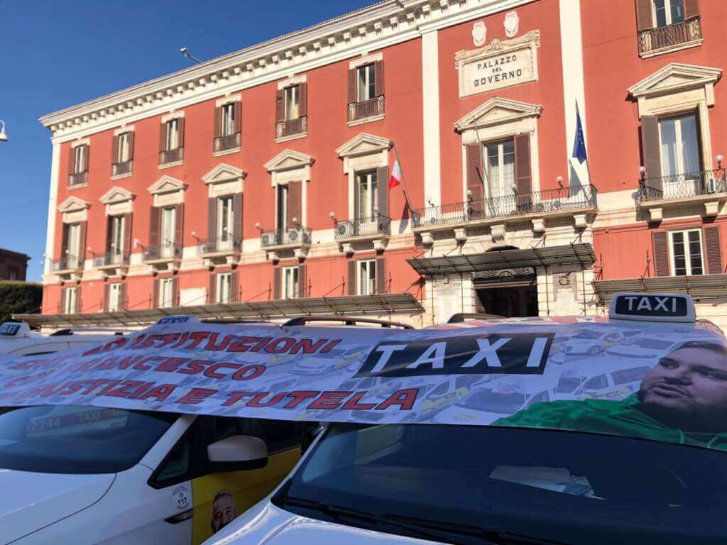 Galleria foto 'Bari, tassisti in piazza: «Vogliamo più sicurezza». Il collega aggredito: «Ho paura di tornare a lavorare»' - foto 2