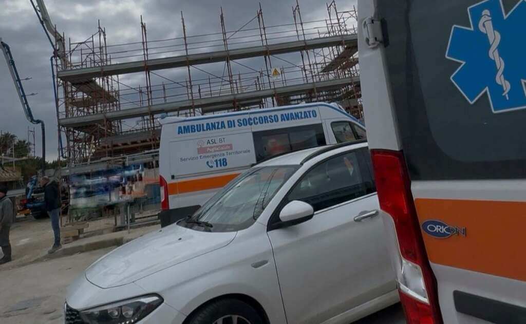 Galleria foto 'Trani, tragedia sfiorata su un cantiere: operaio 61enne trasportato in ospedale in codice rosso' - foto 2