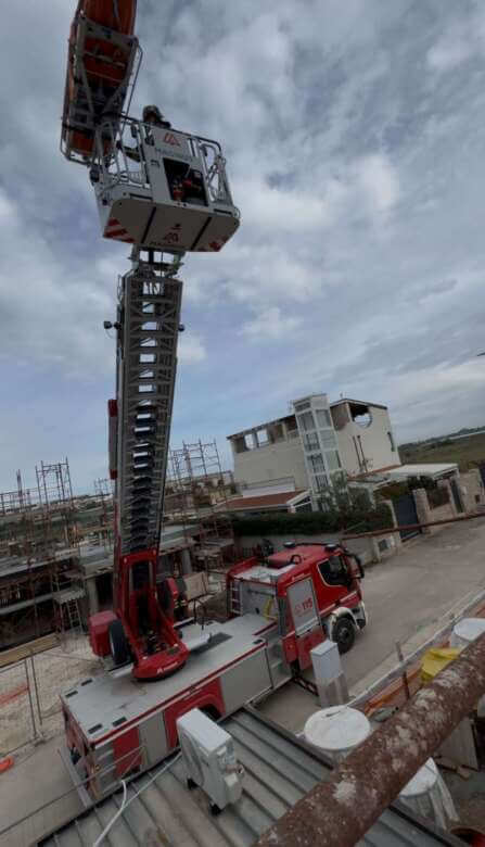 Galleria foto 'Trani, tragedia sfiorata su un cantiere: operaio 61enne trasportato in ospedale in codice rosso' - foto 1