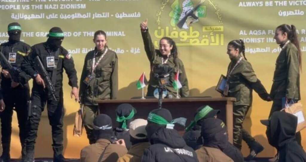 Galleria foto 'Gaza, soldatesse israeliane rilasciate da Hamas. Idf: «Liberate in uno spettacolo cinico»' - foto 1