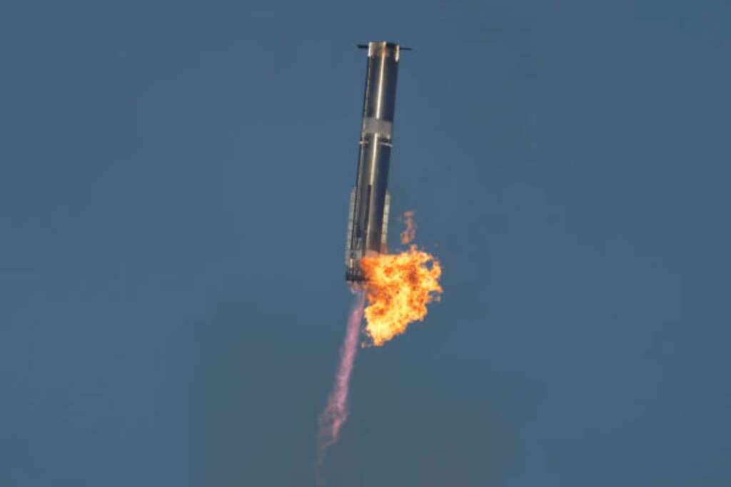 Galleria foto 'Esplosa la navicella di SpaceX, Musk: «Il successo è incerto». Voli dirottati per la caduta dei detriti – VIDEO' - foto 1