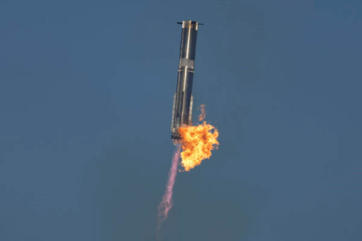 Esplosa la navicella di SpaceX, Musk: «Il successo è incerto». Voli dirottati per la caduta dei detriti – VIDEO