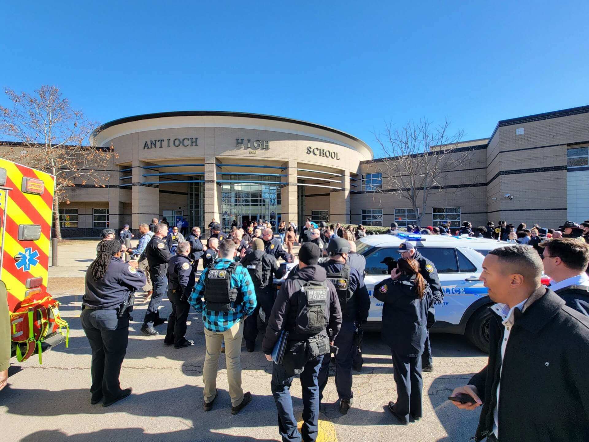Usa, sparatoria in un liceo di Nashville: 17enne uccide una studentessa e poi si toglie la vita Usa, sparatoria in un liceo di Nashville: 17enne uccide una studentessa e poi si toglie la vita