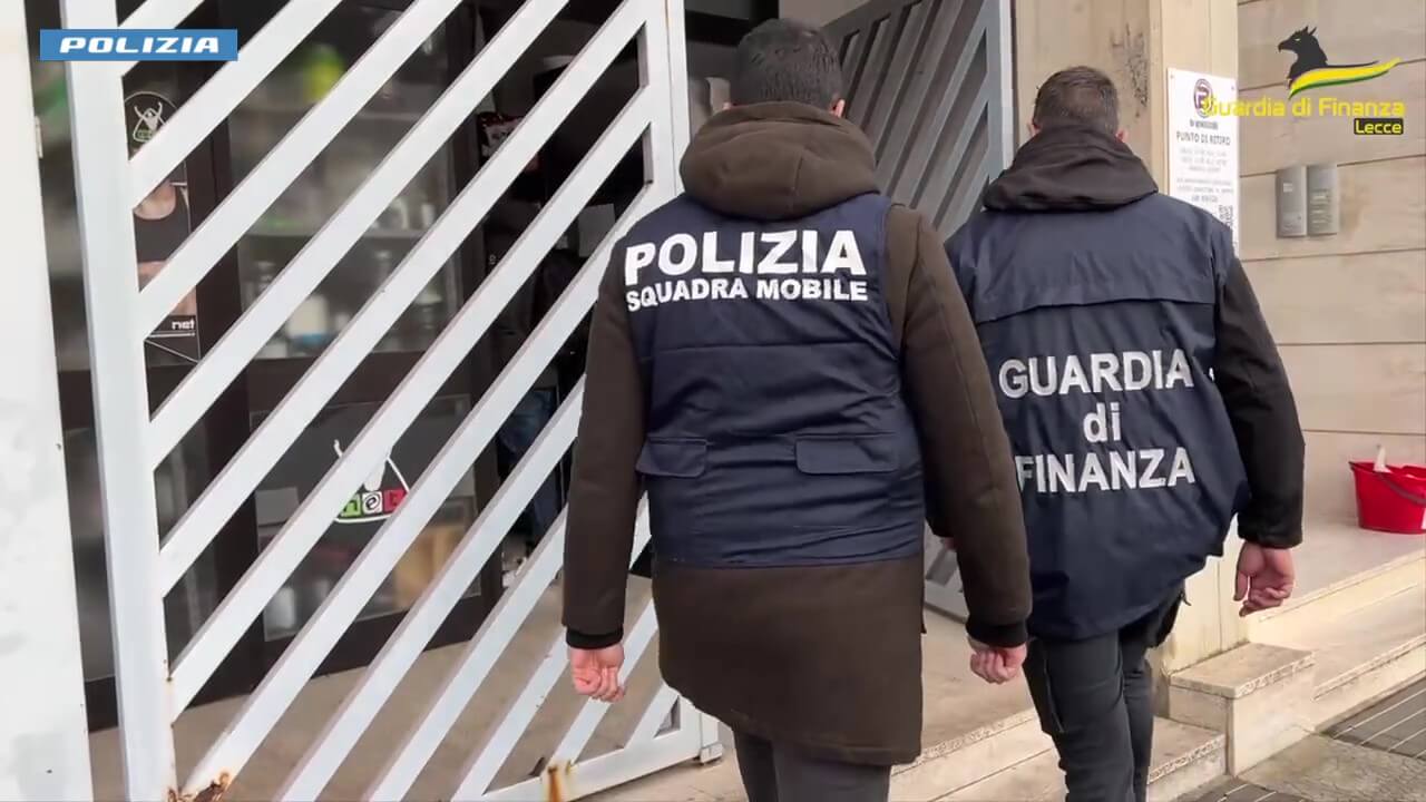 Droga e riciclaggio nel Salento, colpo alla Scu: sequestrati conti e beni per 12 milioni di euro – VIDEO Droga e riciclaggio nel Salento, colpo alla Scu: sequestrati conti e beni per 12 milioni di euro – VIDEO