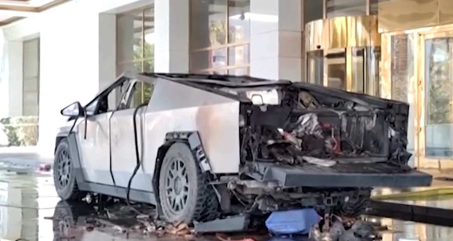 Las Vegas, esplode una Tesla fuori dall’hotel di Trump: un morto e 7 feriti