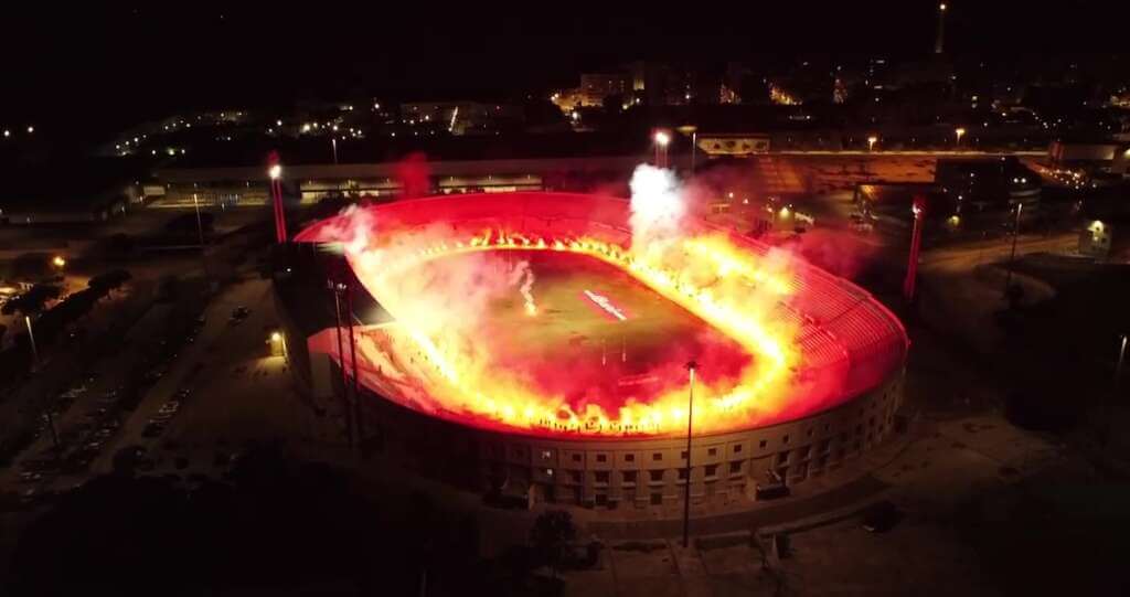 Galleria foto 'Bari, la suggestiva “torciata” dei tifosi per festeggiare i 117 anni dei biancorossi – VIDEO' - foto 1