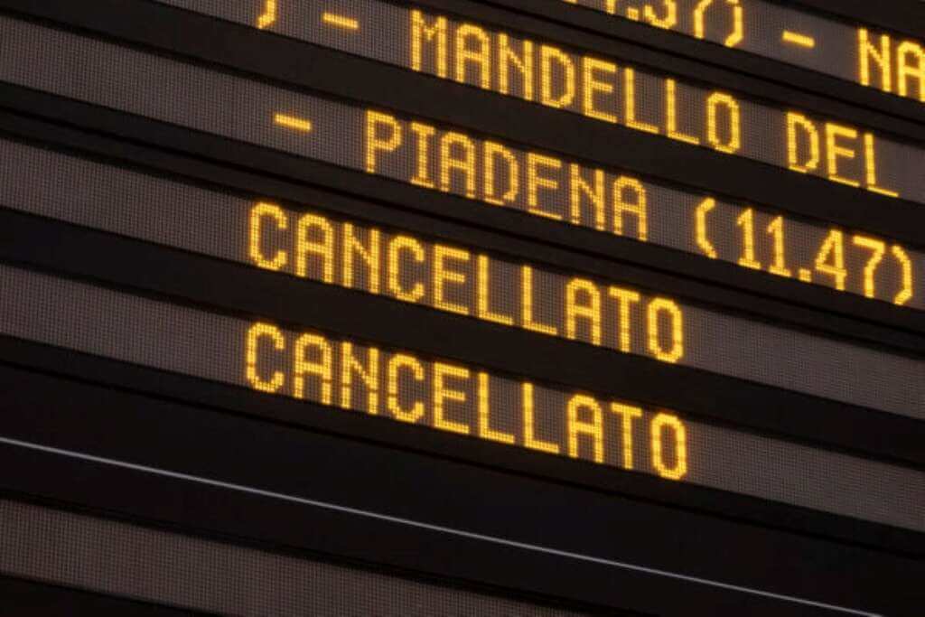 Galleria foto 'Milano, sospesa la circolazione dei treni: ritardi e cancellazioni per diverse destinazioni' - foto 1