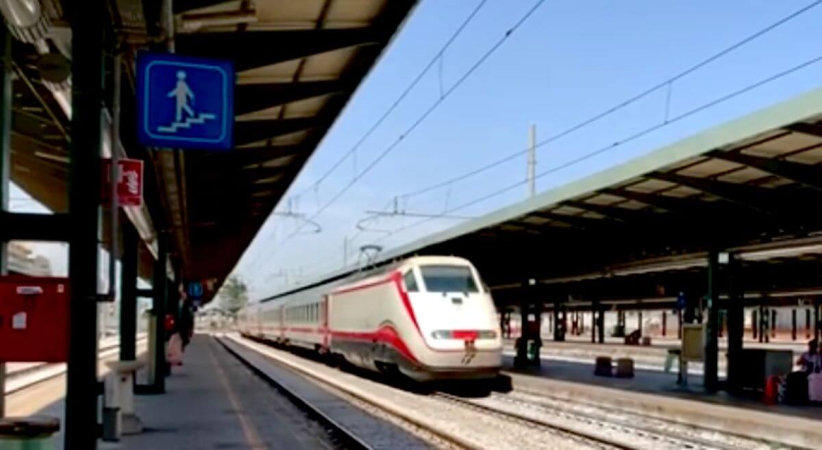 Trasporti in Puglia, ritardi e treni in tilt: i pendolari sono sul piede di guerra