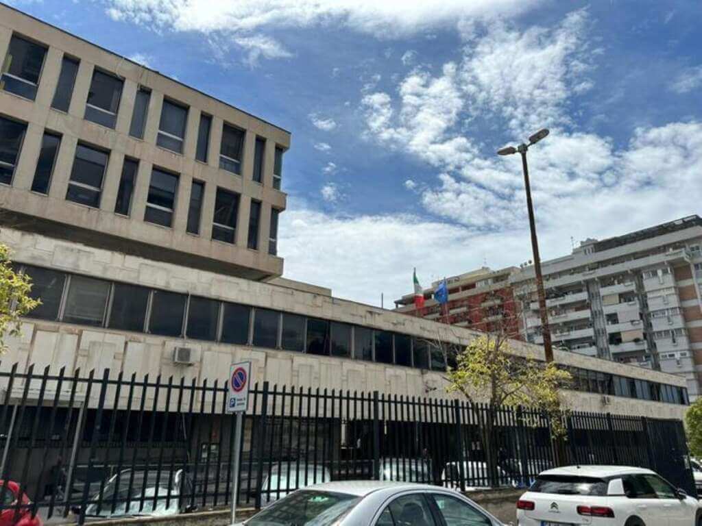 Galleria foto 'Taranto, lettera anonima segnala una bomba al tribunale: evacuato l’edificio' - foto 1