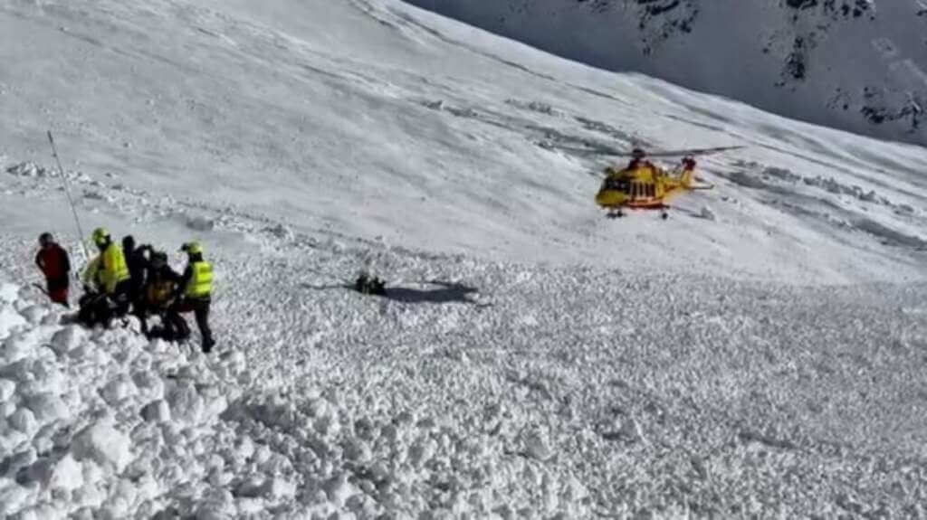 Galleria foto 'Piemonte, una valanga investe 5 persone a Trasquera: tre morti e due feriti' - foto 1