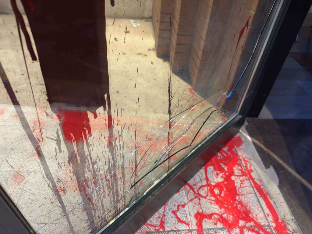 Bari, danneggiata la sede del Municipio 1: sui muri la scritta “Vendetta per Ramy” Bari, danneggiata la sede del Municipio 1: sui muri la scritta “Vendetta per Ramy”