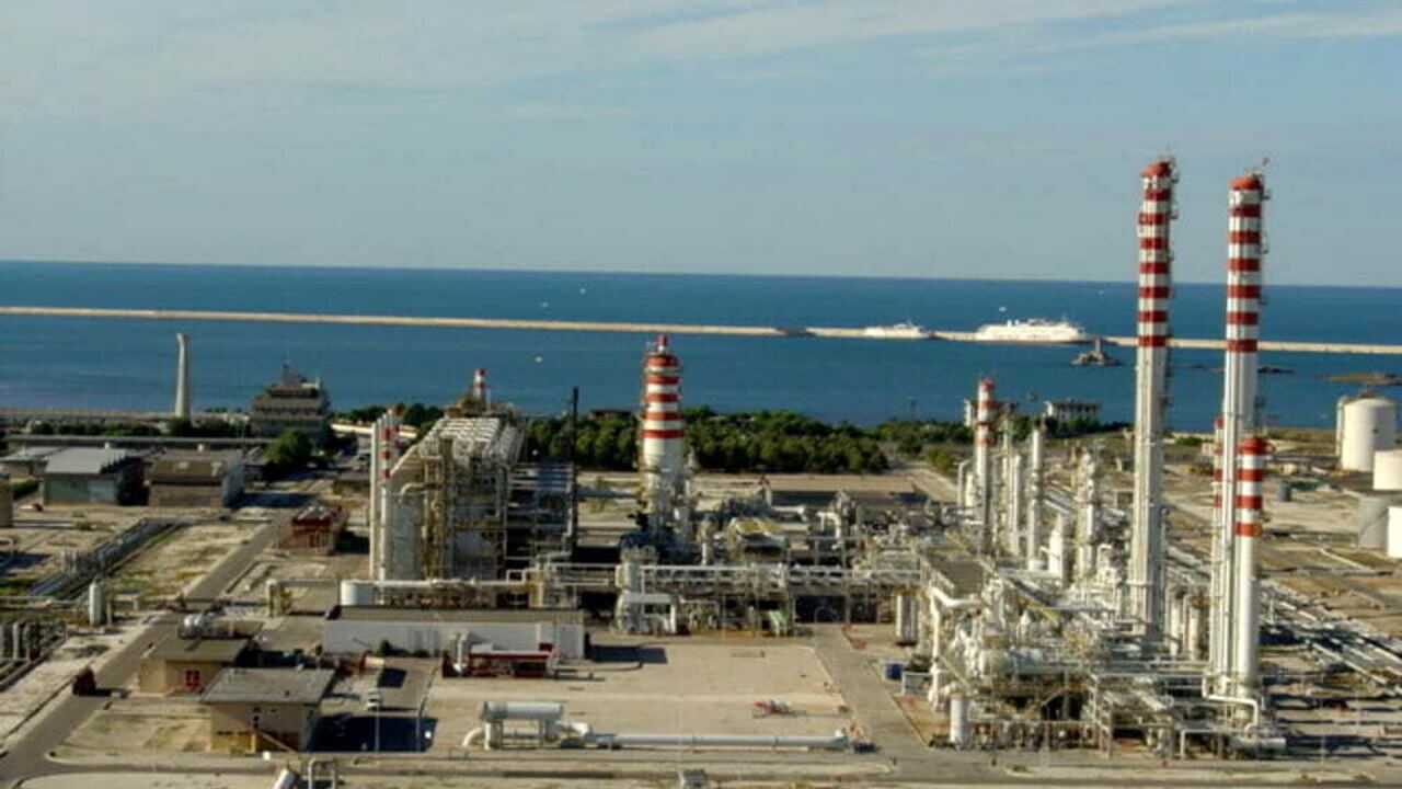 Chiusura del cracking Eni a Brindisi, la Cgil in piazza: «Certezze per i lavoratori» Chiusura del cracking Eni a Brindisi, la Cgil in piazza: «Certezze per i lavoratori»