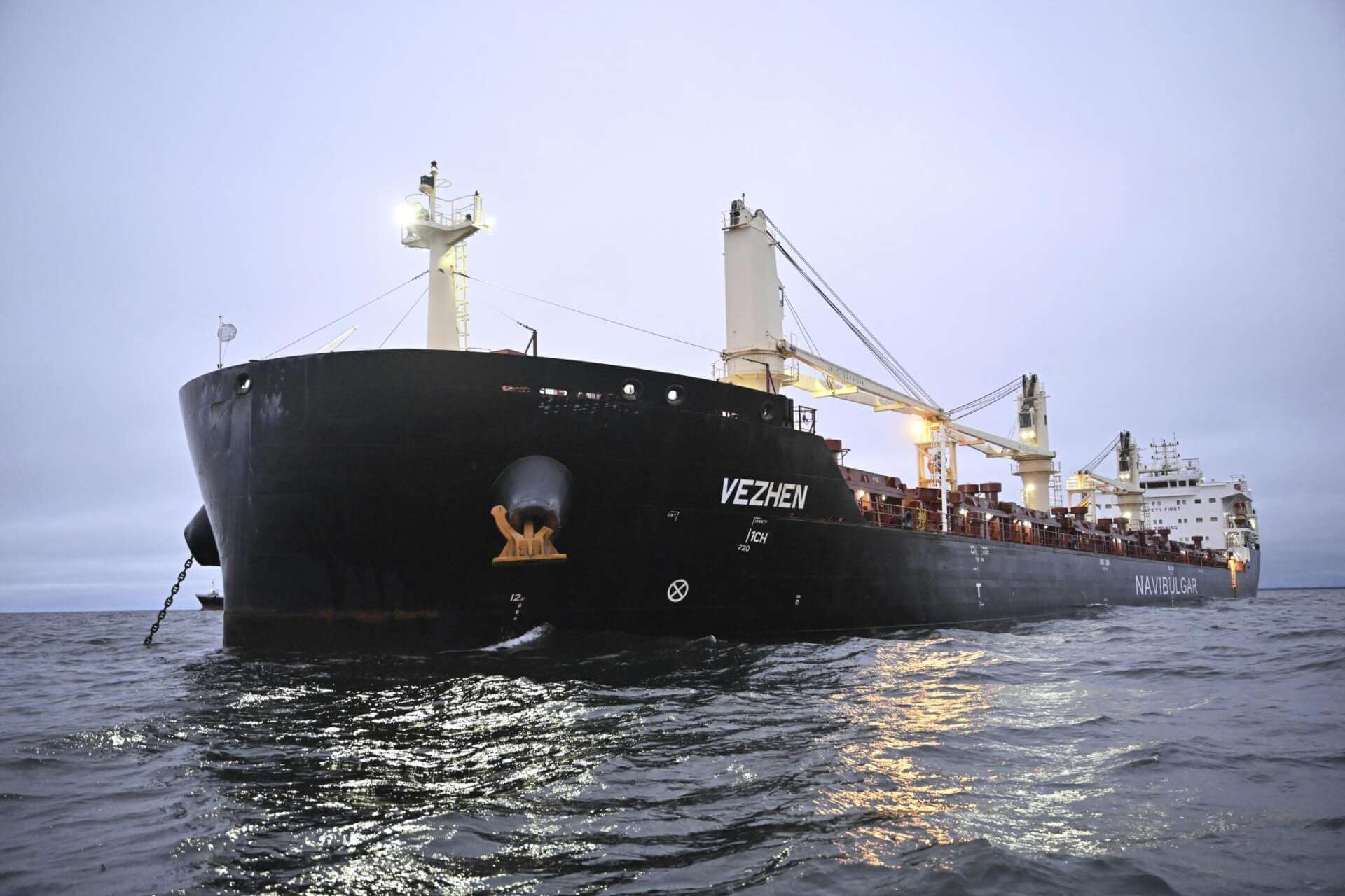 Sabotaggi ai cavi internet tra Svezia e Lettonia: fermata la nave bulgara “Vezhen” Sabotaggi ai cavi internet tra Svezia e Lettonia: fermata la nave bulgara “Vezhen”