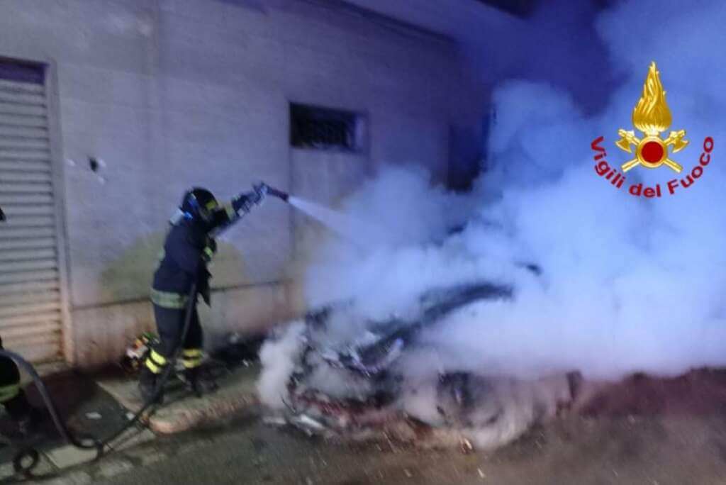 Galleria foto 'Brindisi, incendiate due auto parcheggiate in città: nessun ferito' - foto 1