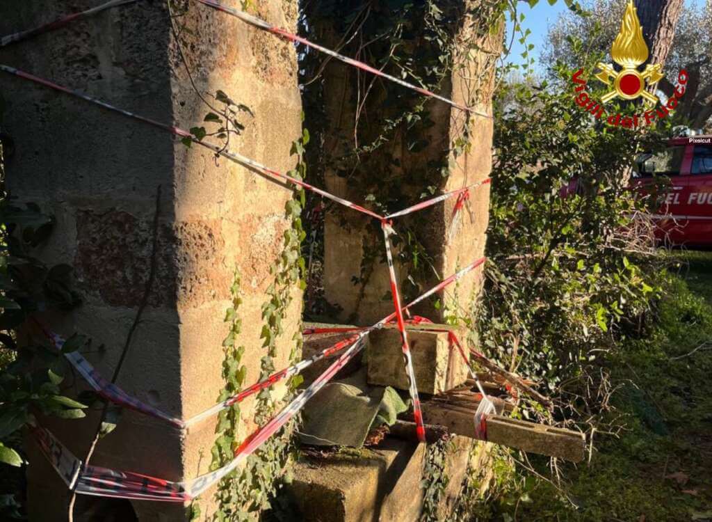 Galleria foto 'Cutrofiano, un cane finisce in una cisterna profonda 8 metri: salvato dai vigili del fuoco' - foto 1