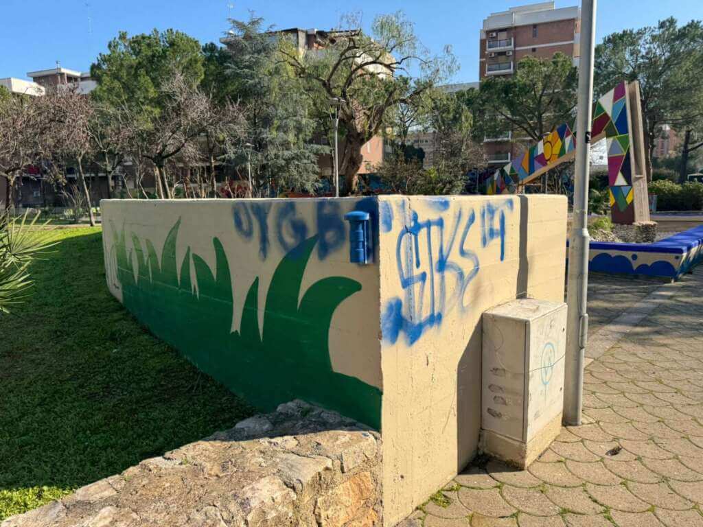 Galleria foto 'Bari, vandali al giardino degli Aquiloni alla vigilia della riapertura: «Gesto ignobile»' - foto 1