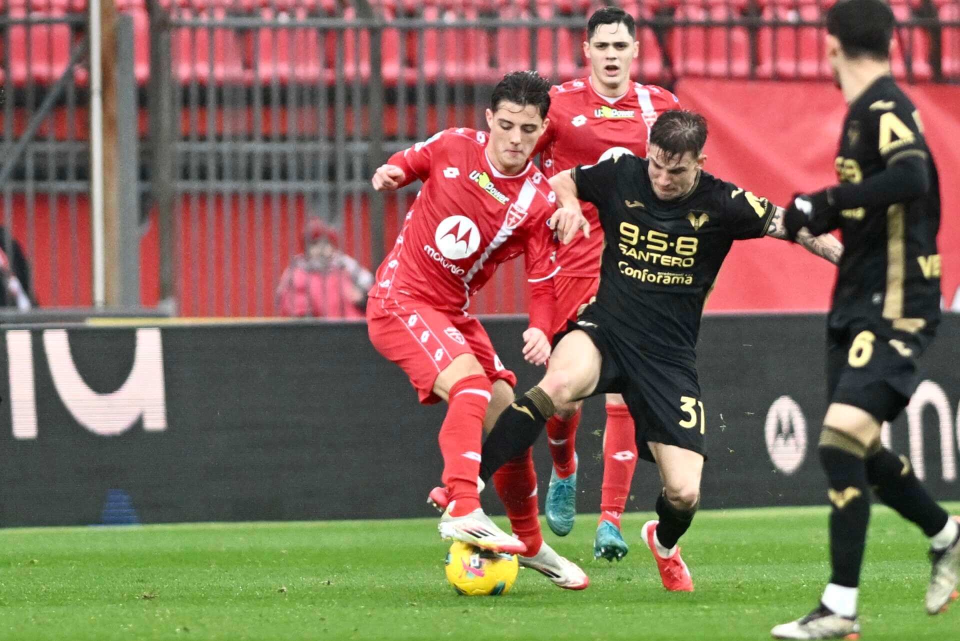 Serie A, l’autogol di Lekovic condanna Bocchetti: Monza-Verona 0-1. Brianzoli sempre più ultimi Serie A, l’autogol di Lekovic condanna Bocchetti: Monza-Verona 0-1. Brianzoli sempre più ultimi