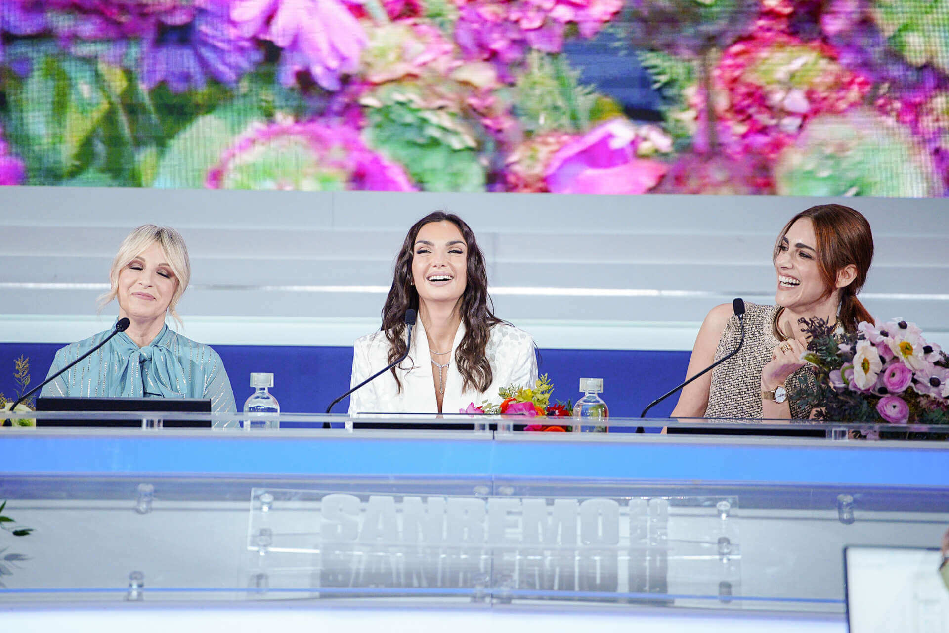 Sanremo, via alla terza serata con Edoardo Bennato: apre la gara Clara e chiude Gaia. La scaletta Sanremo, via alla terza serata con Edoardo Bennato: apre la gara Clara e chiude Gaia. La scaletta