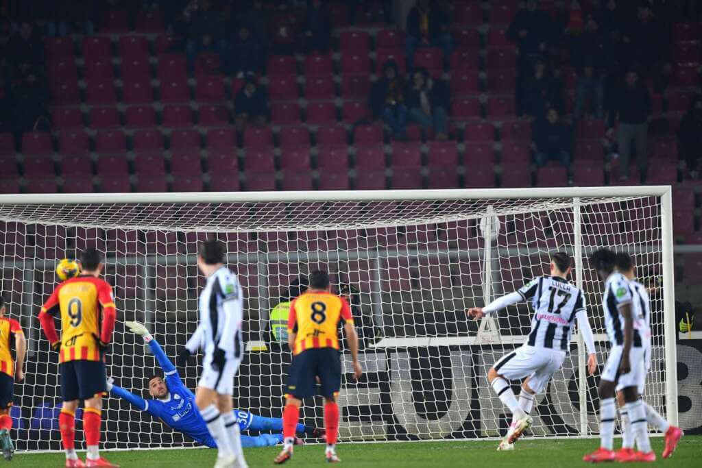 Galleria foto 'Serie A, Lucca si prende il pallone e trasforma dal dischetto: Lecce-Udinese 0-1. Sintesi del match' - foto 1