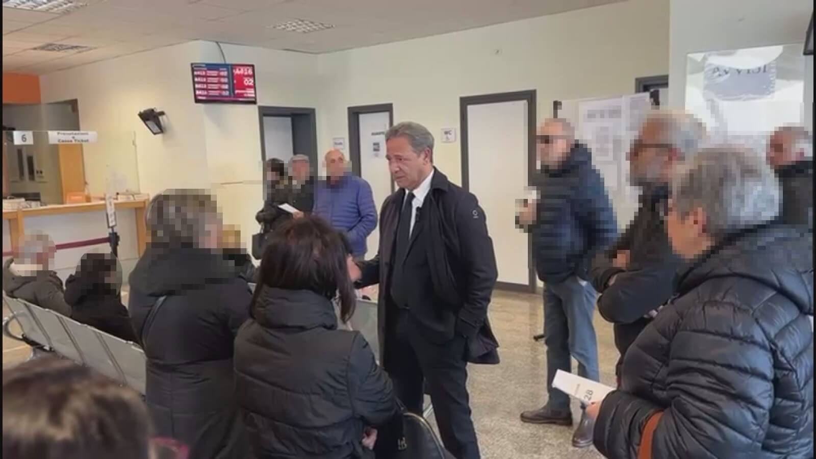 Lecce, lunghe code e sportelli bloccati al Cup del Fazzi. Pagliaro: «Un’odissea per gli utenti» – VIDEO Lecce, lunghe code e sportelli bloccati al Cup del Fazzi. Pagliaro: «Un’odissea per gli utenti» – VIDEO