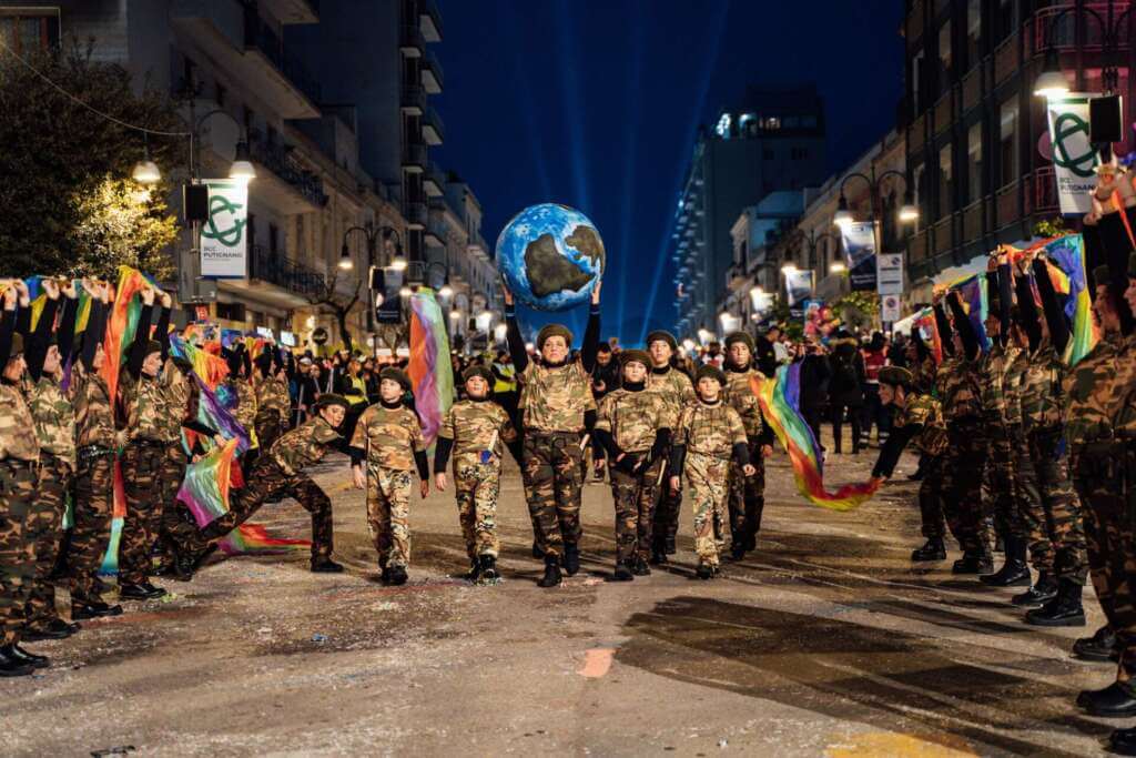 Galleria foto 'Carnevale di Putignano 2025, la prima giornata: oltre 17mila presenze con Le Vibrazioni – FOTO' - foto 10