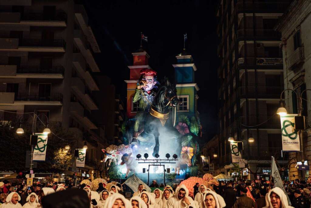 Galleria foto 'Carnevale di Putignano 2025, la prima giornata: oltre 17mila presenze con Le Vibrazioni – FOTO' - foto 7