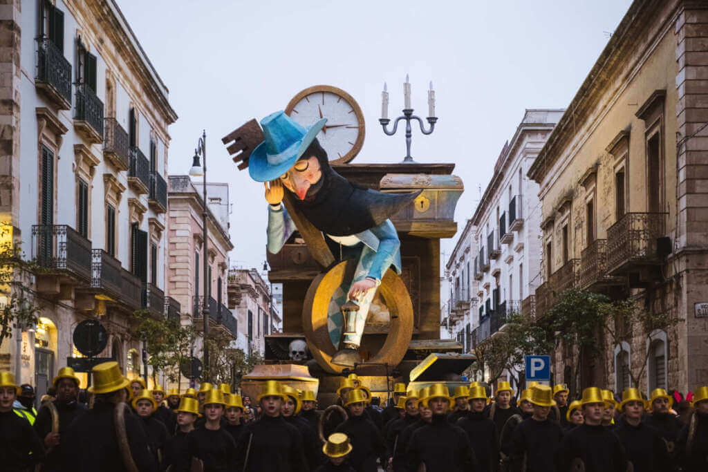 Galleria foto 'Carnevale di Putignano 2025, la prima giornata: oltre 17mila presenze con Le Vibrazioni – FOTO' - foto 3