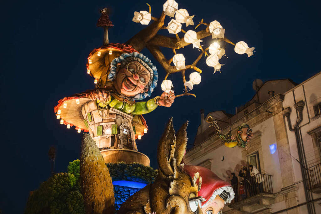 Galleria foto 'Carnevale di Putignano 2025, la prima giornata: oltre 17mila presenze con Le Vibrazioni – FOTO' - foto 1