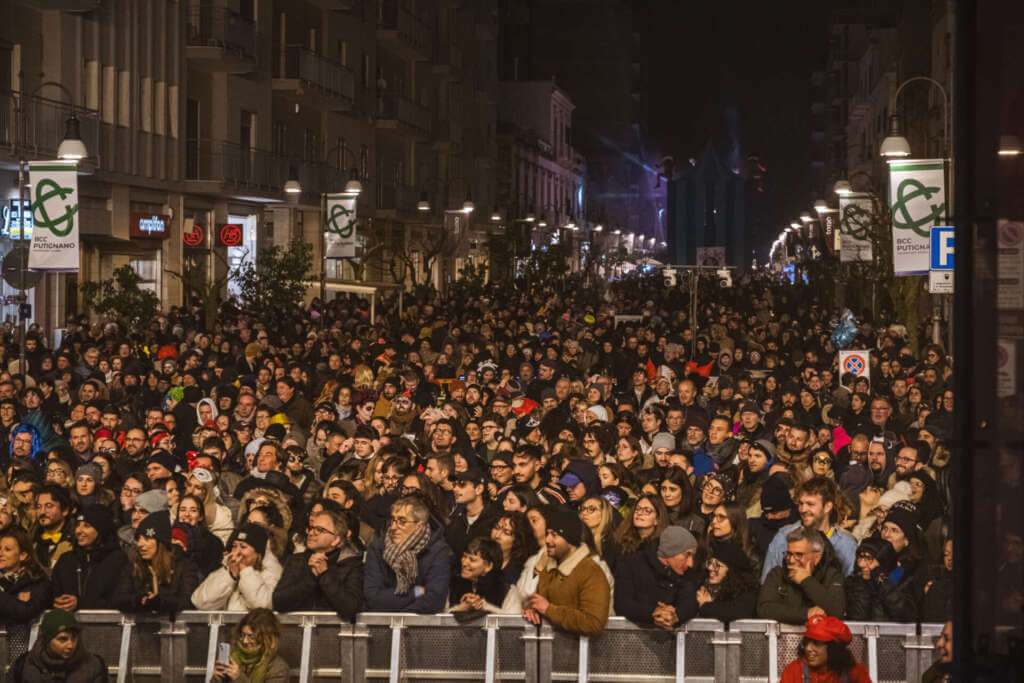 Galleria foto 'Carnevale di Putignano 2025, la prima giornata: oltre 17mila presenze con Le Vibrazioni – FOTO' - foto 4