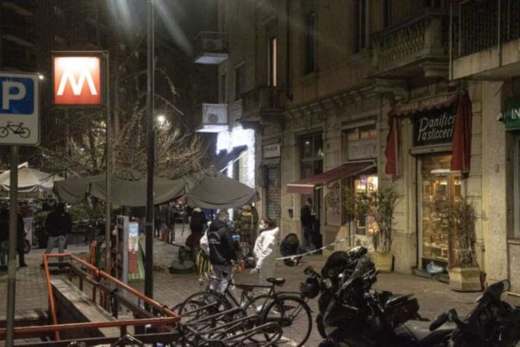 Galleria foto 'Milano, sparatoria in piazzale Gambara: un morto e un ferito. È caccia al killer' - foto 1