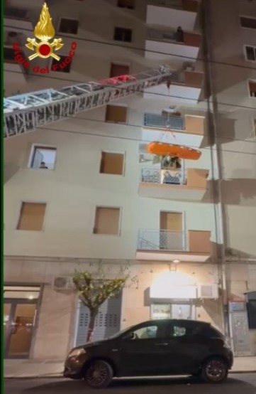 Galleria foto 'Bari, bambino dimesso dall’ospedale rientra a casa con l’aiuto speciale dei vigili del fuoco' - foto 1