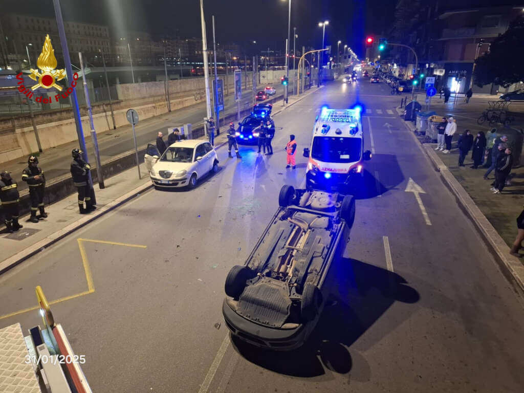 Galleria foto 'Bari, un’auto urta un veicolo in corsa e si ribalta al centro della strada: nessun ferito – FOTO' - foto 3