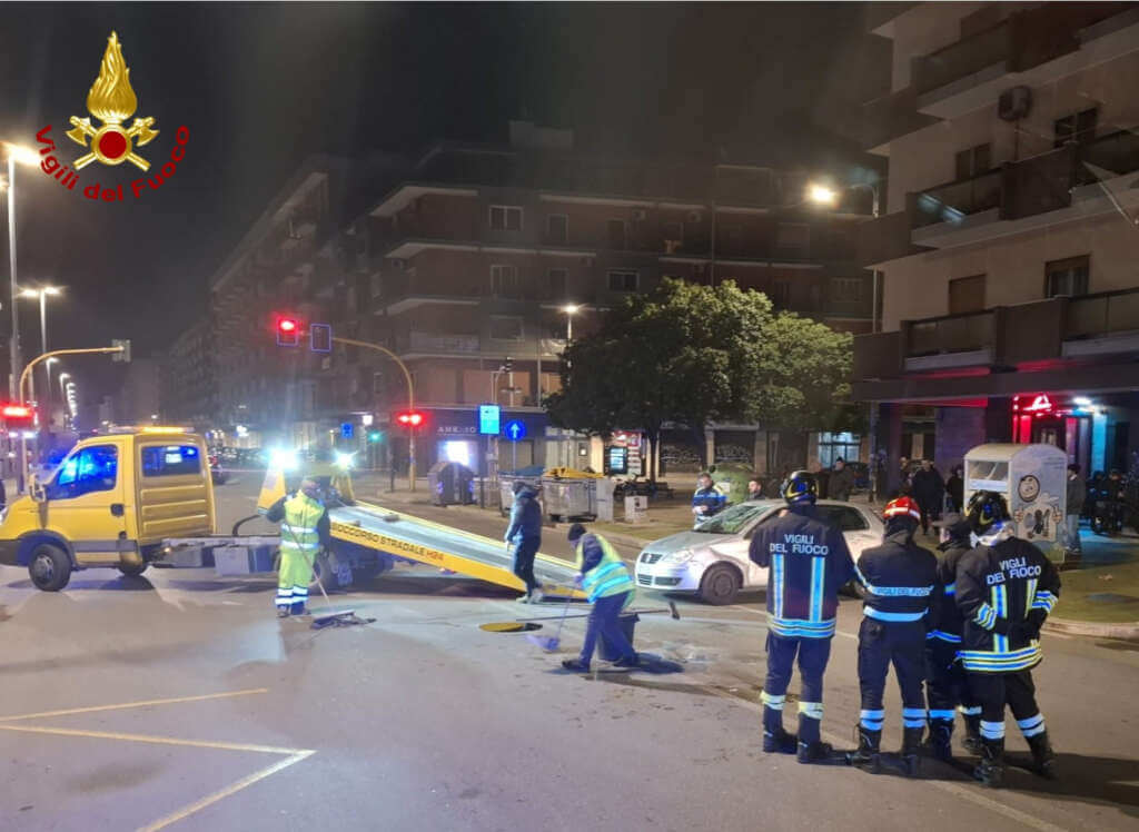 Galleria foto 'Bari, un’auto urta un veicolo in corsa e si ribalta al centro della strada: nessun ferito – FOTO' - foto 2