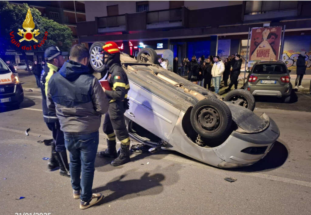 Galleria foto 'Bari, un’auto urta un veicolo in corsa e si ribalta al centro della strada: nessun ferito – FOTO' - foto 1