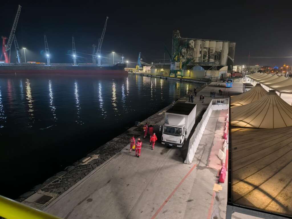 Sbarcati a Bari i 43 migranti partiti dall’Albania. Le prime cure e il trasferimento nel Cara – FOTO