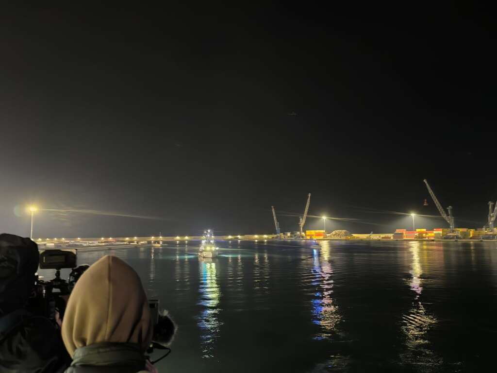 Sbarcati a Bari i 43 migranti partiti dall’Albania. Le prime cure e il trasferimento nel Cara – FOTO