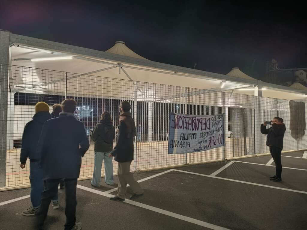 Sbarcati a Bari i 43 migranti partiti dall’Albania. Le prime cure e il trasferimento nel Cara – FOTO