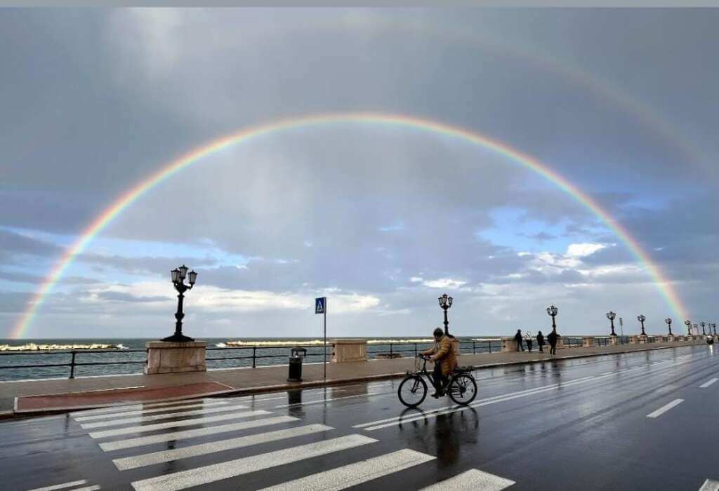 Galleria foto 'Maltempo a Bari, spunta un doppio arcobaleno dopo il temporale: il fenomeno impazza sui social' - foto 1