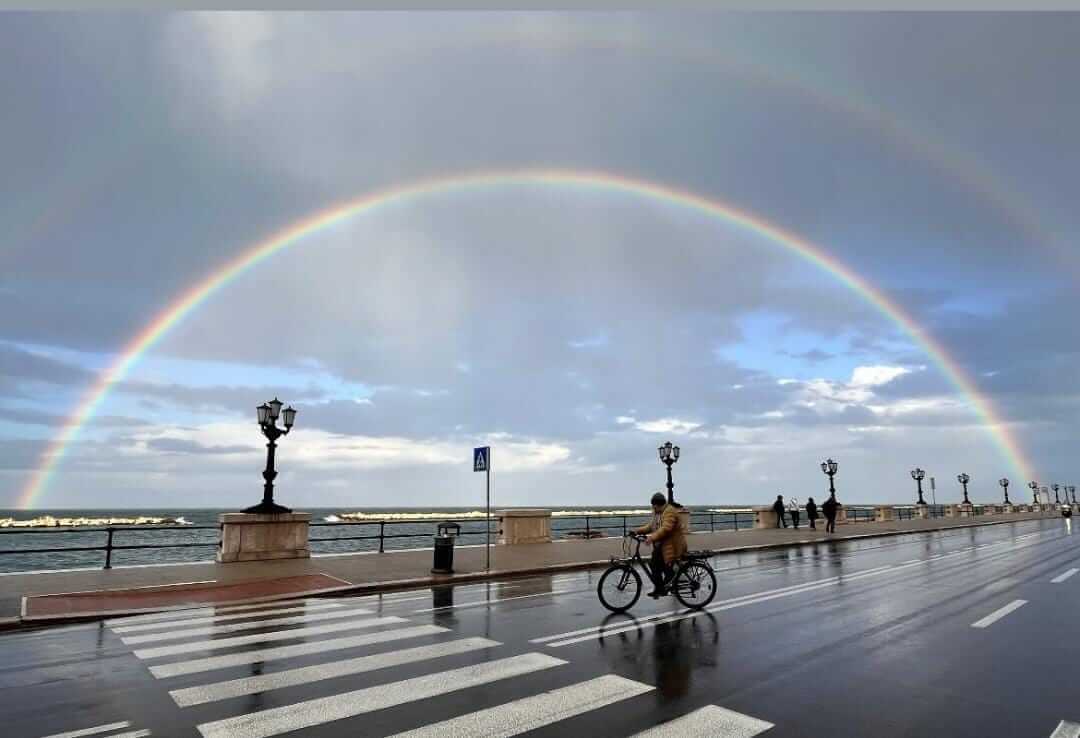 Maltempo a Bari, spunta un doppio arcobaleno dopo il temporale: il fenomeno impazza sui social Maltempo a Bari, spunta un doppio arcobaleno dopo il temporale: il fenomeno impazza sui social
