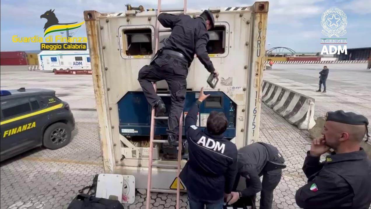 Gioia Tauro, maxi sequestro di cocaina al porto: più di 780 Kg nascosti in tre container – VIDEO Gioia Tauro, maxi sequestro di cocaina al porto: più di 780 Kg nascosti in tre container – VIDEO