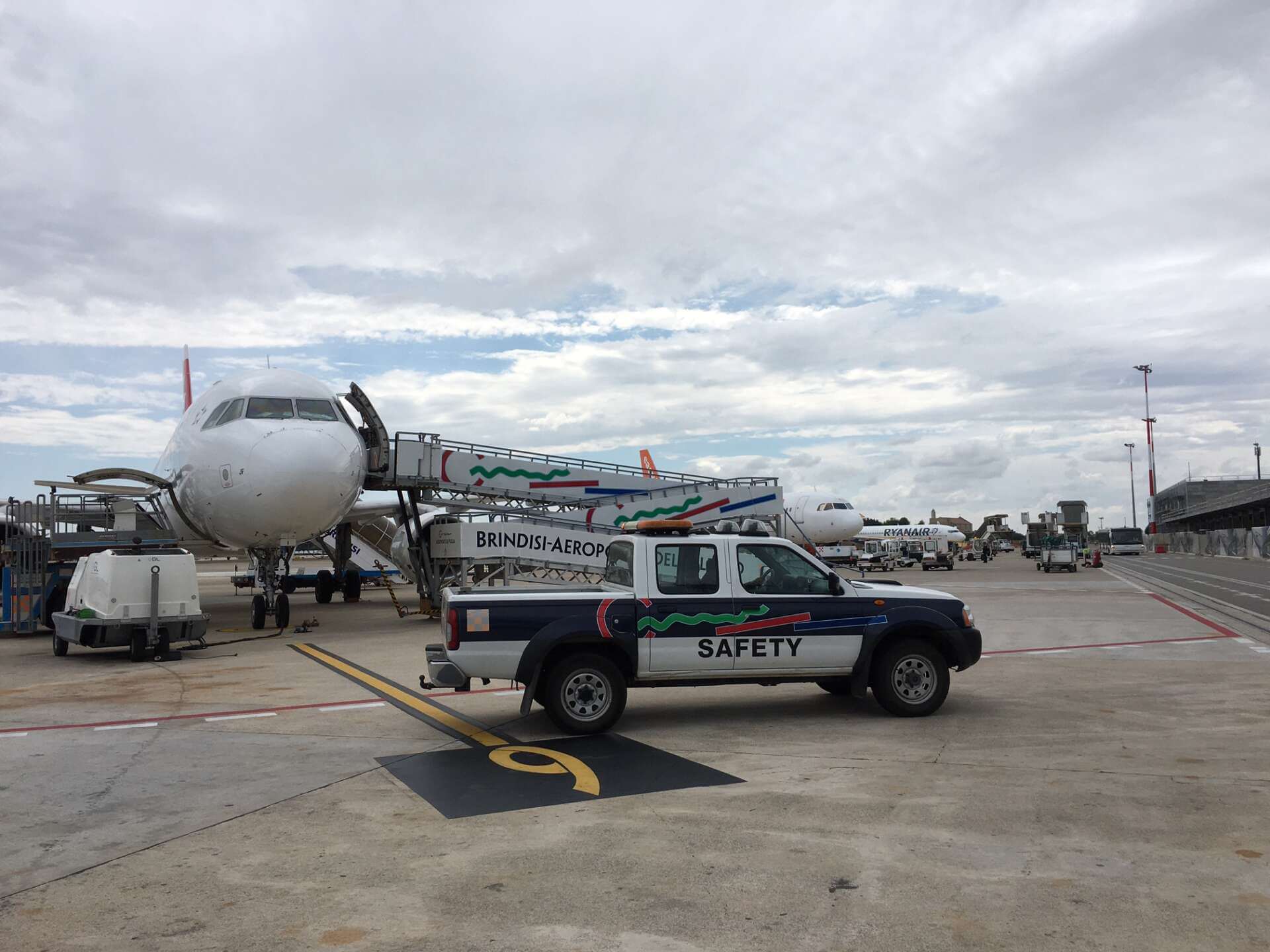 L’aeroporto di Brindisi è senza carburante per gli aerei, limitazioni a Pescara e Reggio Calabria