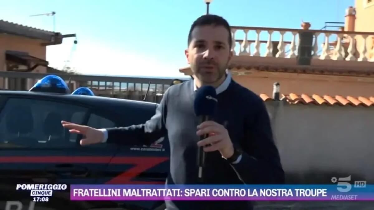 Cosenza, fratellini picchiati da mamma e nonna: troupe Mediaset allontanata con colpi da arma da fuoco Cosenza, fratellini picchiati da mamma e nonna: troupe Mediaset allontanata con colpi da arma da fuoco