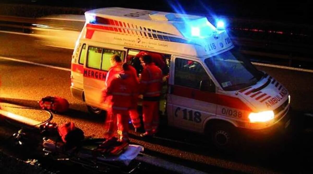 In auto col padre accosta perché si sente male, ma viene travolto da due tir In auto col padre accosta perché si sente male, ma viene travolto da due tir