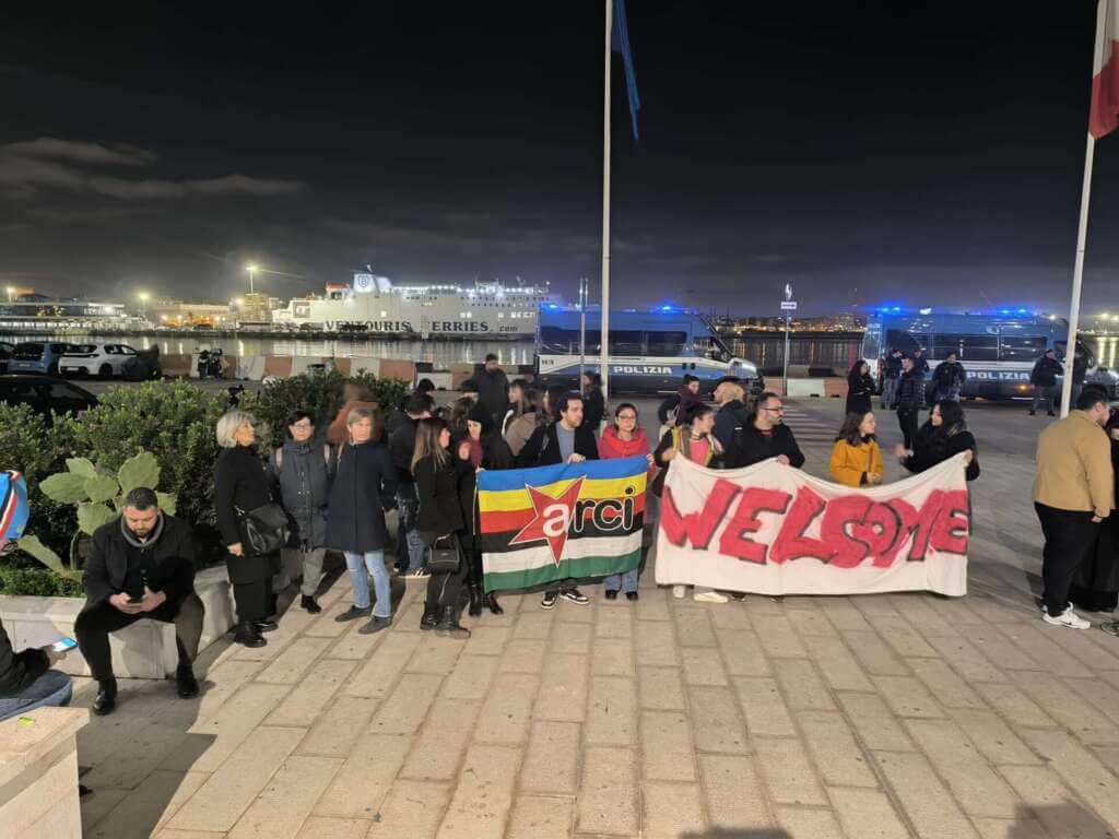 Sbarcati a Bari i 43 migranti partiti dall’Albania. Le prime cure e il trasferimento nel Cara – FOTO