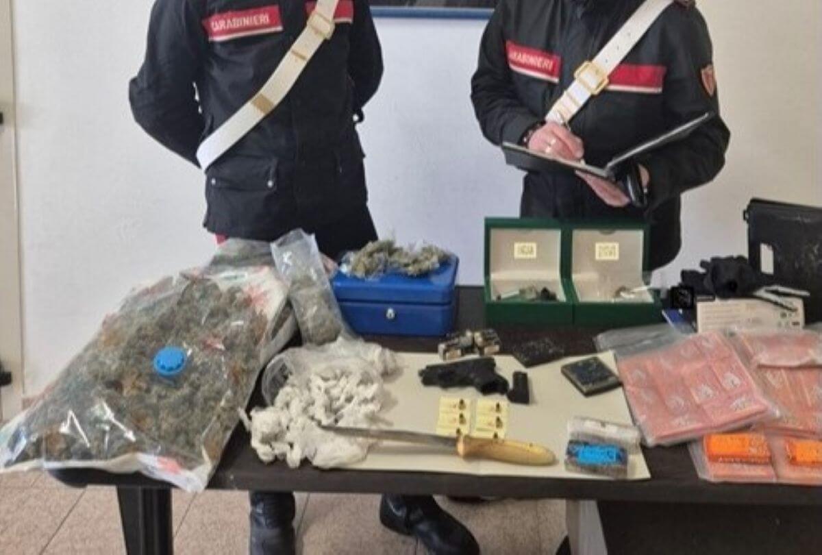 Bari, arrestati padre e figlio: avevano armi e 4 chili di droga. La scoperta dopo un inseguimento Bari, arrestati padre e figlio: avevano armi e 4 chili di droga. La scoperta dopo un inseguimento