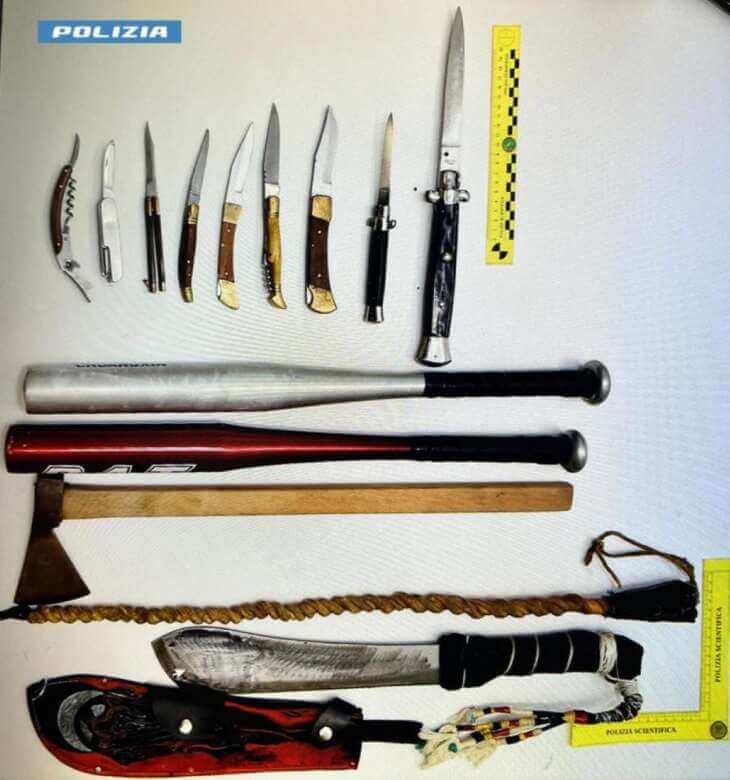 Galleria foto 'Matera, botte e minacce alla moglie: arrestato un 53enne. In casa aveva un machete e due mazze da baseball' - foto 1