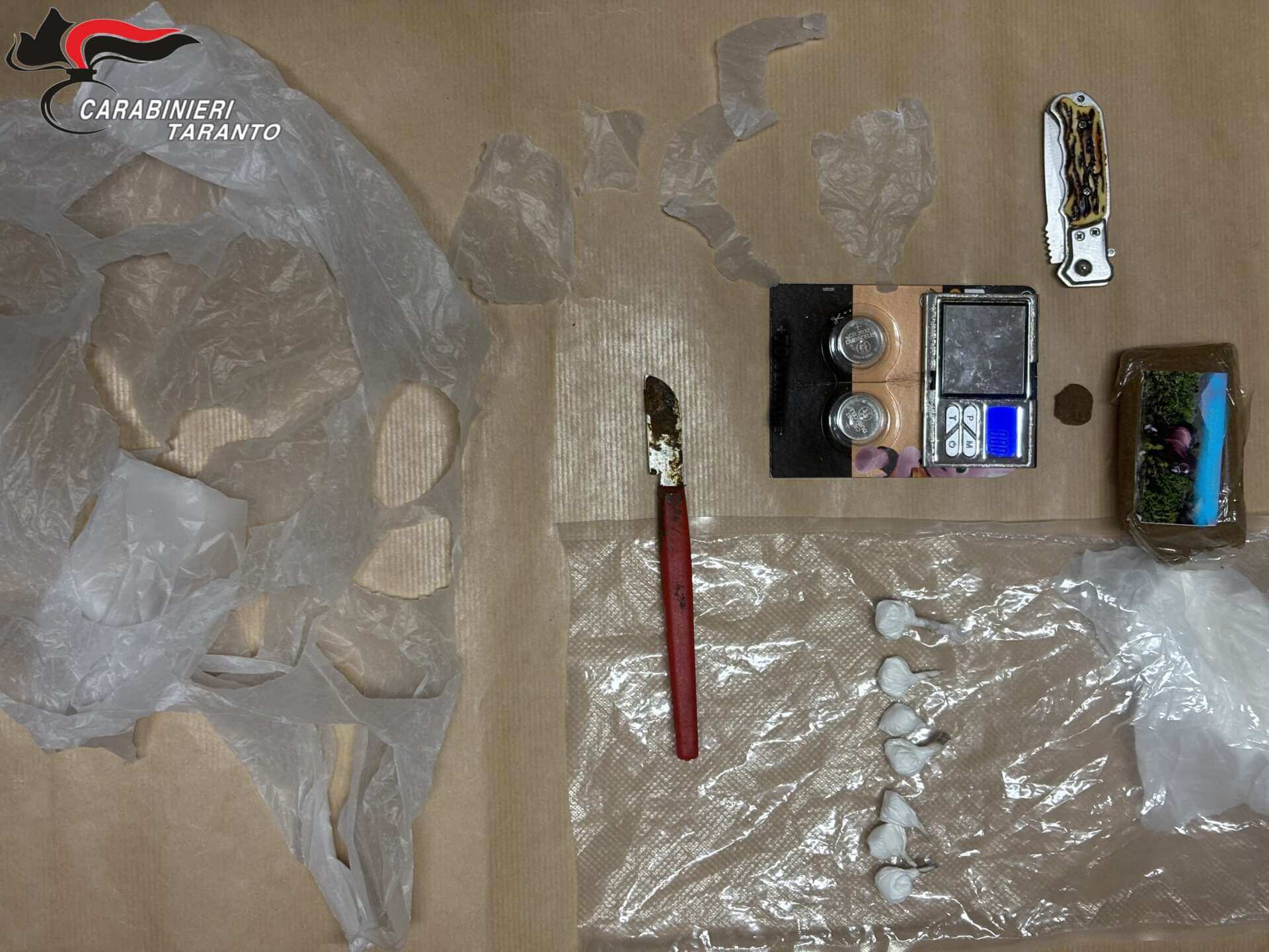 Massafra, nasconde in casa cocaina e hashish: un 32enne finisce ai domiciliari