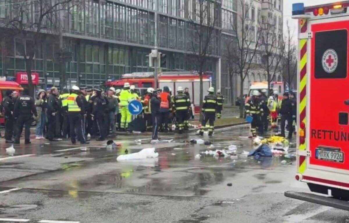 Germania, 24enne alla guida di un’auto investe un gruppo di manifestanti a Monaco: 28 i feriti Germania, 24enne alla guida di un’auto investe un gruppo di manifestanti a Monaco: 28 i feriti